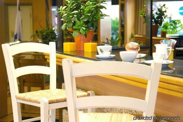 Hotel Mendeli Street By Prima - 18 Years
